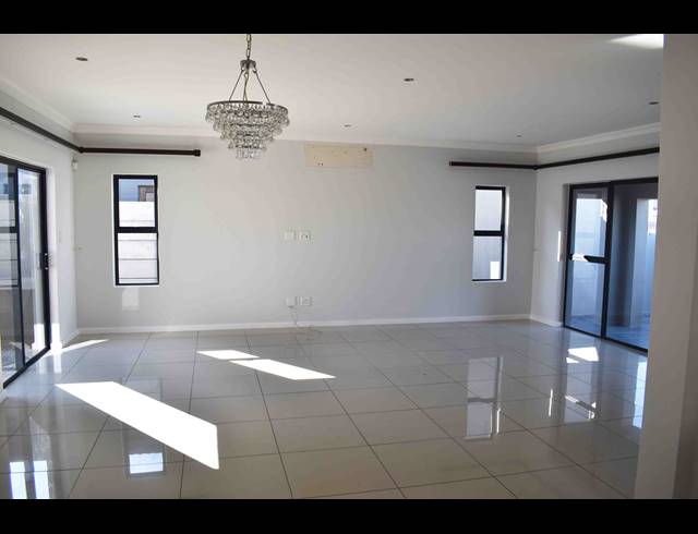 3 BEDROOM FREEHOLD TO LET IN PARKLANDS NORTH